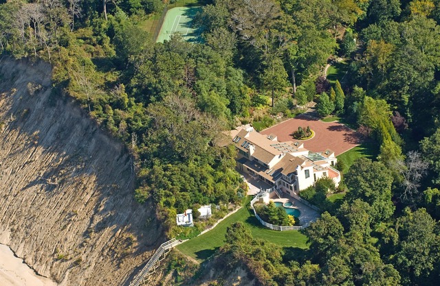WATERFRONT ESTATE. 60 Minutes from NYC and HAMPTONS