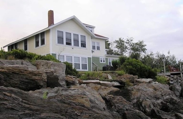 Waterfront Family Bungalow on Beautiful Potts Harbor