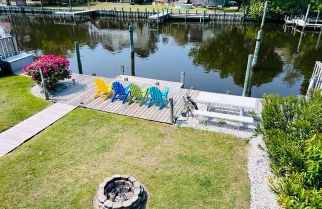 Waterfront! Game Room, Hot Tub,Theater Room, Kayaks, SUPs, FirePit, YMCA! DogsOK