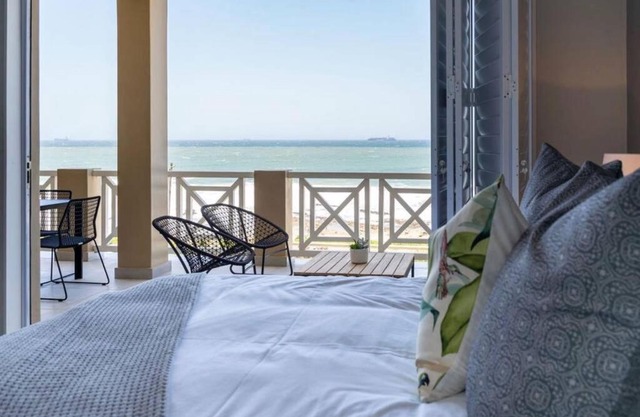 Waterfront Getaway, 2 Bedroom Seaside Bliss