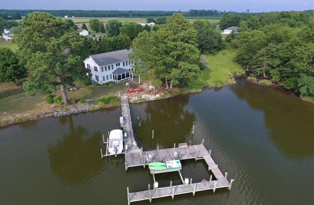 WATERFRONT GETAWAY in KilmarnockVa with Tesla charger