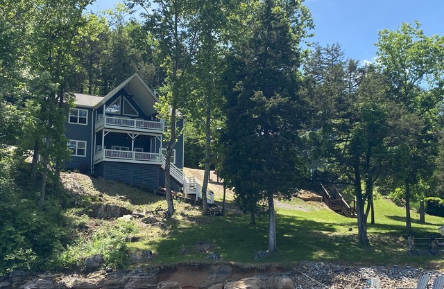 Waterfront Home. 6BR/5B, 2 Story Dock, Sleeps 19.