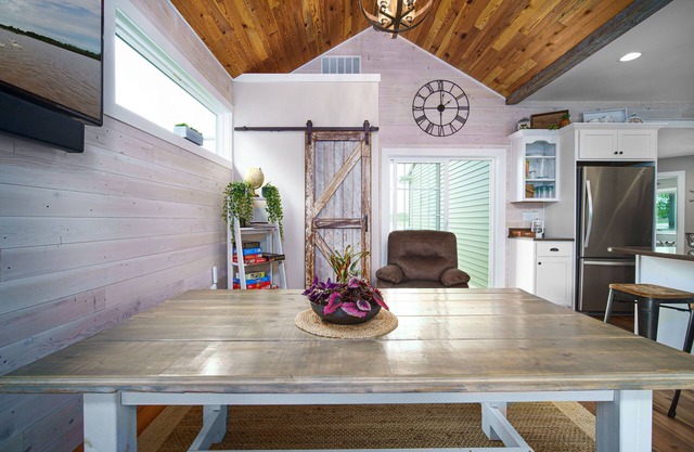 WATERFRONT Home-Amazing sunsets, extra amenities, kayaks, canoe, paddle board~