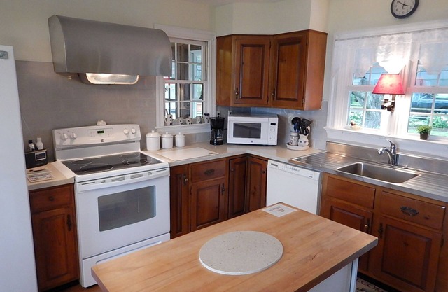 Waterfront Home On 3 Acres. Fish,crab, & kayak from the pier + great sunsets!