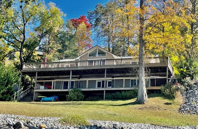 Waterfront Home on Beautiful Norris Lake with No steps to Lake