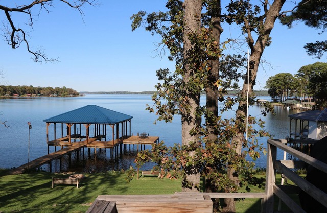 Waterfront Home! Relax & Enjoy the Serenity of Lake Palestine. n