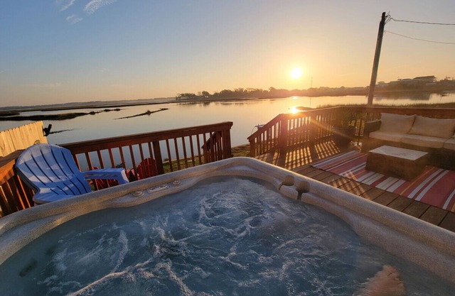 Waterfront home with hottub, Kayak, jonboat, and three miles to the beach
