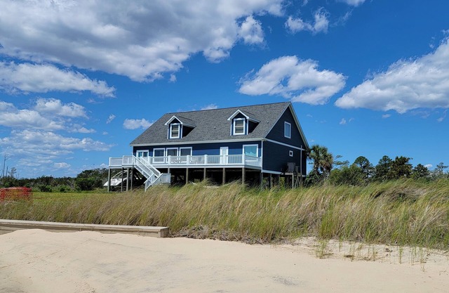 Waterfront home with private sandy beach and pier on the Core Sound.n*Sleeps 12*