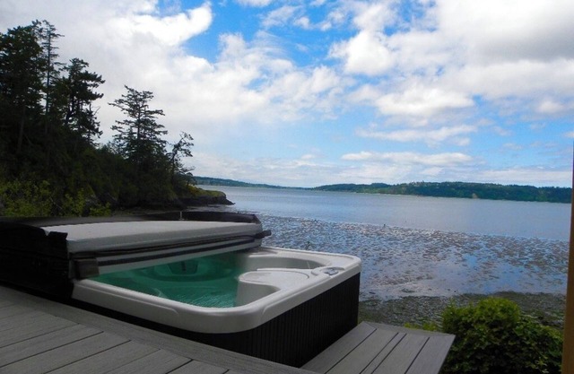 Waterfront, hot tub, wildlife, quiet, sunsets.