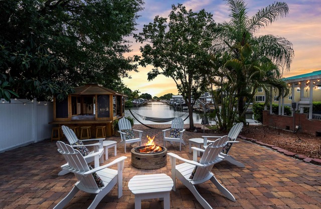 Waterfront, Kayaks, Paddle Board, Heated Pool, Hot Tub, 6BR