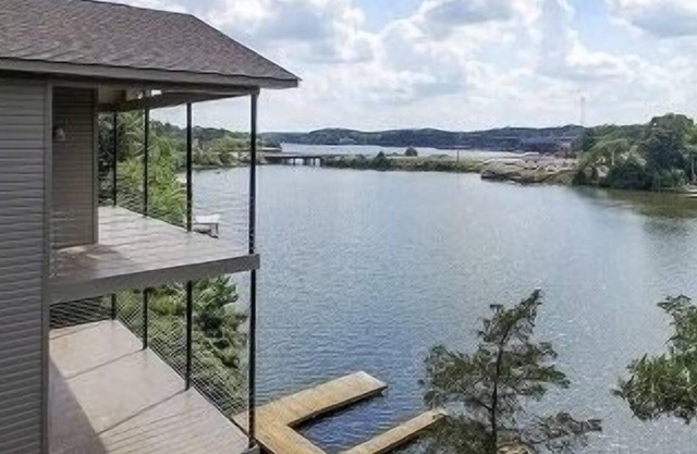 Waterfront Lake house 2 balcony’s. Amazing sunsets! Boat dock, fire pit!