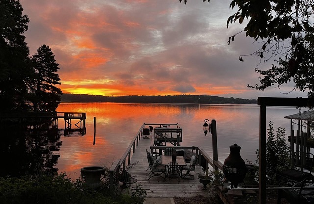 WATERFRONT: LAKE NORMAN Couples Hideaway