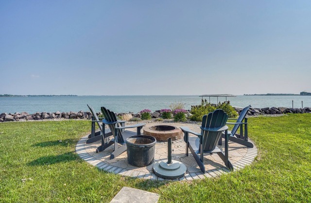 Waterfront Lake Poinsett Retreat w/Fire Pit!