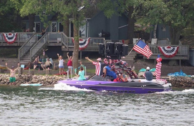 Waterfront, Lake Sylvia Cabin w/Massive Deck & 2 Docks 3BR/2BA - Sleeps 8