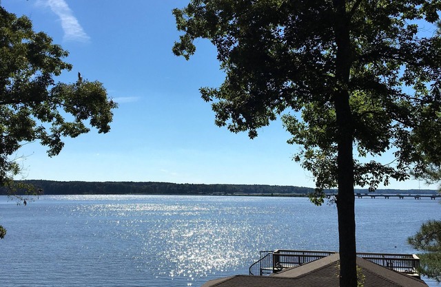 Waterfront, Main Lake, Great fishing, Fast Internet, Close to Marina