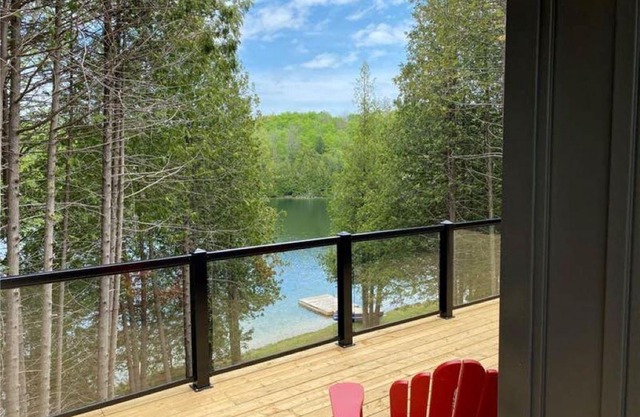 Waterfront Modern calming 3 bedroom Lake house - Pearl Lake