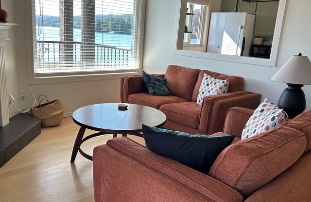 Waterfront Nest Near Victoria