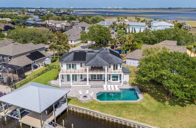 Waterfront Oasis - 5 bedrooms, private pool and 2 docks