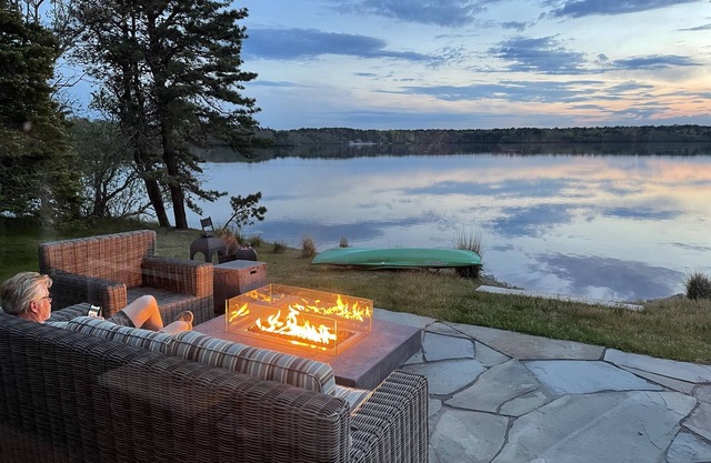 ★Waterfront & on Bike Path★Firepit ★Private beach★Bikes★Kayaks★Sm.dog OK💥Sunsets