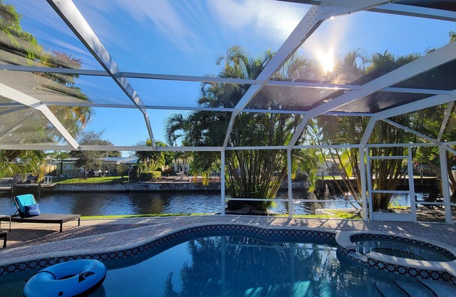 Waterfront Paradise/hot tub ~ outdoor bar & grill ~ miniature golf ~ playground