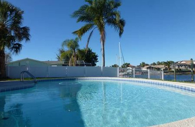 Waterfront,Pool,220' Boat Dock, Golf, Fishing, Boat Rental, 2K/2T/2/B Beaches