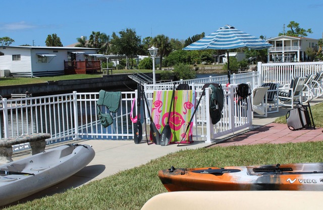 Waterfront/private dock. 4 kayaks and a canoe included! Pet friendly💕🐾🐠