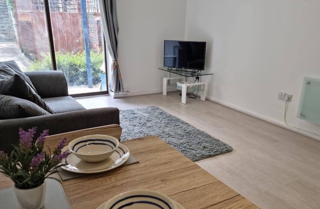 Waterfront Retreat - Modern 1 Bedroom Apartment