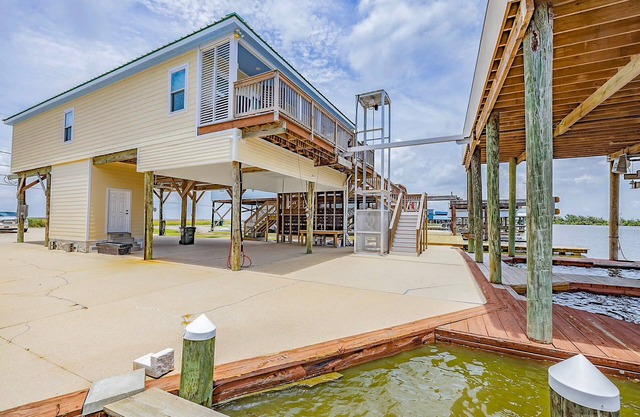 Waterfront Retreat w/Dock, Deck, & Ice Machine – Fish & Relax!