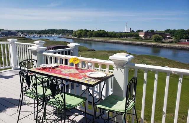 WATERFRONT- River & Harbors views, Walking Distance to Downtown, Beaches & Park