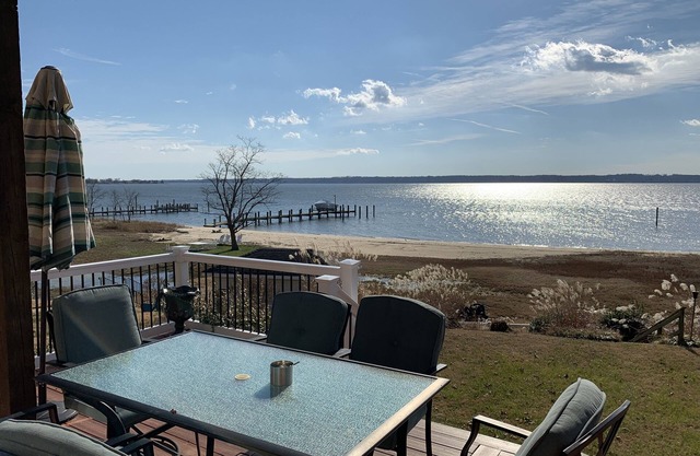 Waterfront riverhouse on a beautiful farm only 50 minutes from DC