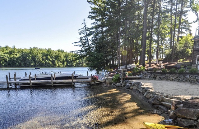 Waterfront Spacious 7-bedroom house with AC, WiFi in pleasant Meredith