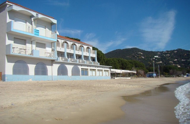 Waterfront studio on CAVALIERE beach