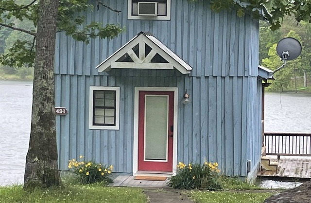 Waterfront Tiny Fishing Cabin -30 minutes from Chattanooga