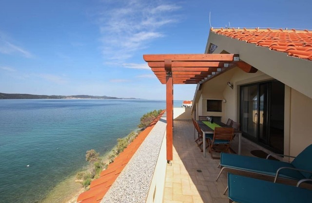 Waterfront top floor apartment overlooking the sea & islands