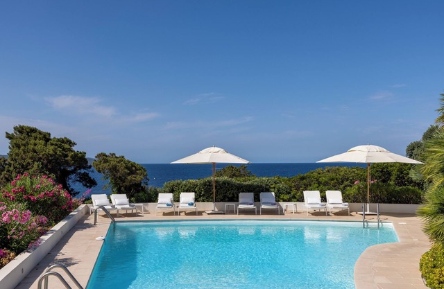 Waterfront, villa on the Isolella peninsula, 5 bedrooms, pool, sea view