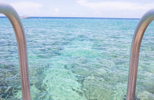 Waterfront with gorgeous views and direct access to the sea and George Town!