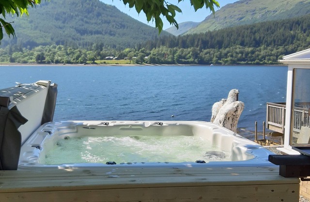Waterfront with Private Hot Tub, Kayaks and Paddleboards free for guests use !