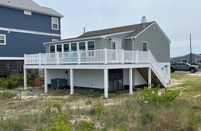 Waterfront- Yr 2025 Downstair den; no pet fees; toiletries for your convenience.