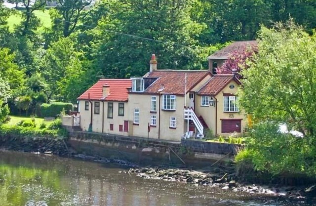 WATERLOO COTTAGE ANNEXE, pet friendly, with open fire in Ruswarp