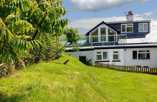 WATERS EDGE, pet friendly, country holiday cottage in Dale