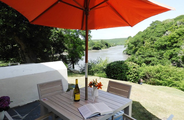 Waterside 16c Cottage Helford river: boat, garden, parking, no neighbours, view.