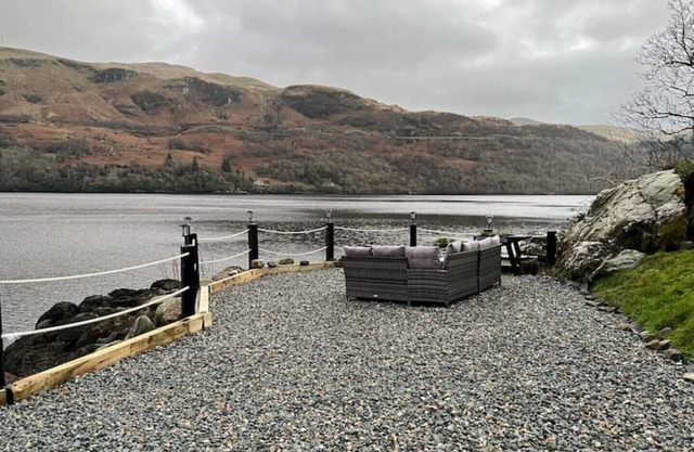WATERSIDE 3 BED COTTAGE, HOT TUB, SAUNA, PVT BEACH