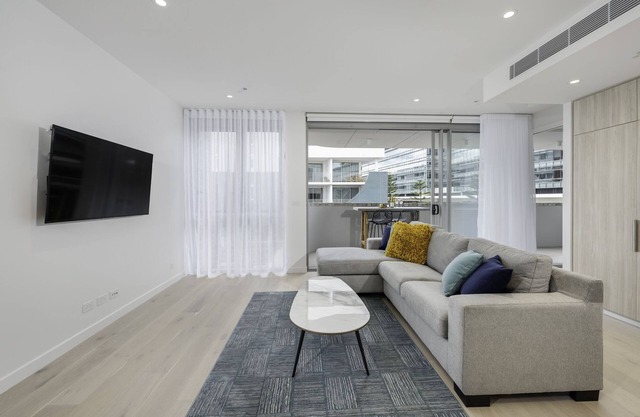 Waterside - Chic Living-Views-CBD-Free Parking