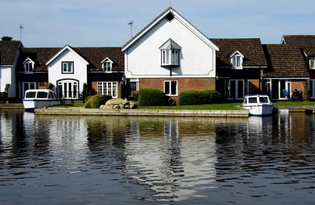 Waterside holiday cottage with own mooring & fishing. 2-bedroom (Double & Twin)
