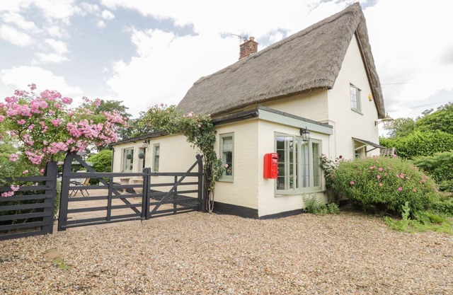 WAVENEY COTTAGE, pet friendly, character holiday cottage in Harleston