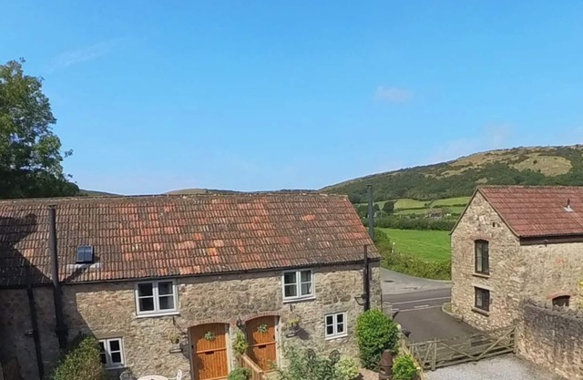 WAVERING, pet friendly, character holiday cottage in Axbridge