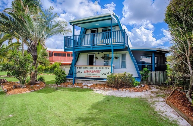 Wayfarers Beachouse - Rainbow Beach. Everything you need, just metres to the beach. Pets welcome