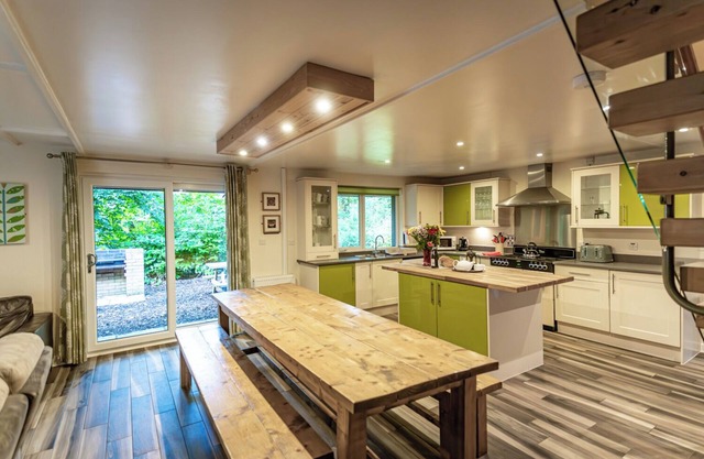 Weaver; woodland lodge for 12 with hot tub, log burner, BBQ, near Alton Towers.