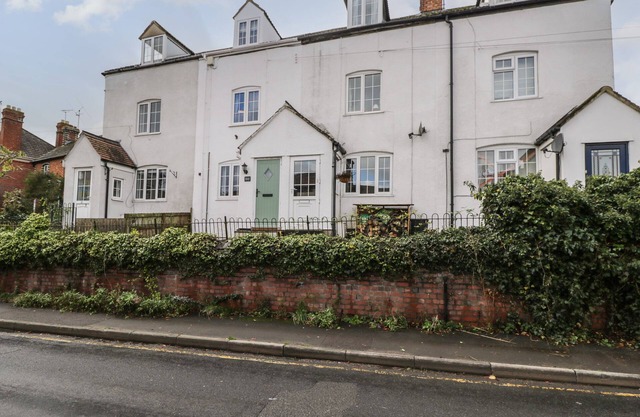 WEAVERS COTTAGE, family friendly, with a garden in Cam, Dursley