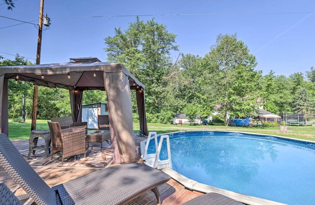 ‘Wee Humble Cottage’ w/Area Hunting + Canoeing!